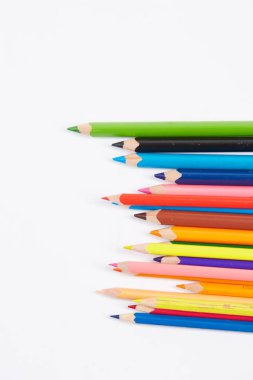 Beyaz arkaplanda renkli kalemler