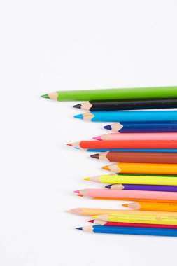 Beyaz arkaplanda renkli kalemler