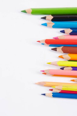 Beyaz arkaplanda renkli kalemler