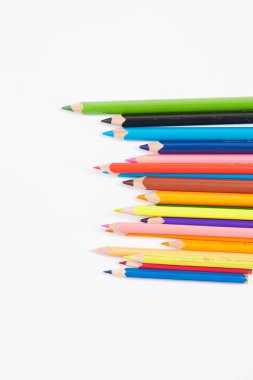 Beyaz arkaplanda renkli kalemler