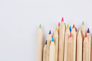 Beyaz arkaplanda renkli kalemler