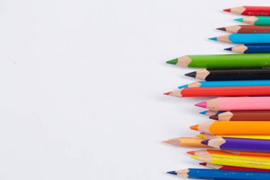 Beyaz arkaplanda renkli kalemler