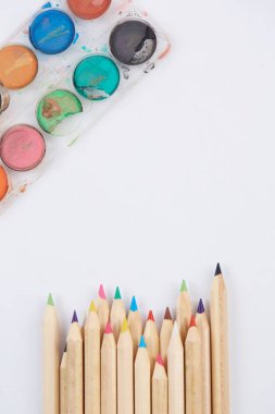 renkli kurşun kalem ve suluboya