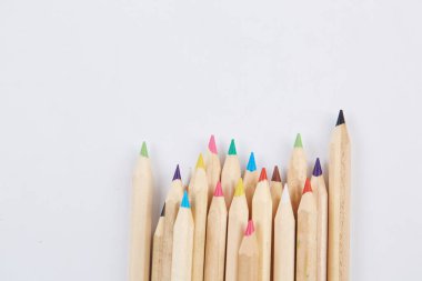 Beyaz arkaplanda renkli kalemler