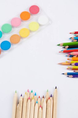 renkli kurşun kalem ve suluboya