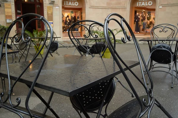 Столи вуличних кафе в Італії — стокове фото