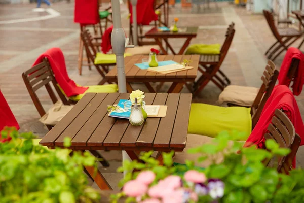Столы уличных кафе в Италии — стоковое фото