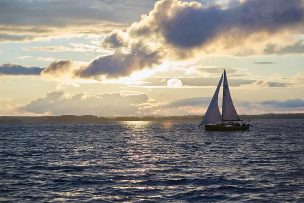 Beyaz Rusya yelkenli güneşler bir nehir üzerinde güzel manzara