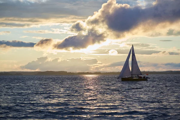 Mooi landschap in Wit-Rusland zeilboot op de rivier in de suns — Stockfoto