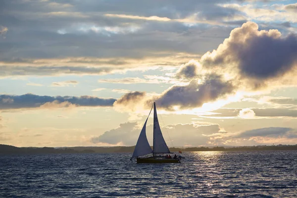 Beyaz Rusya yelkenli güneşler bir nehir üzerinde güzel manzara
