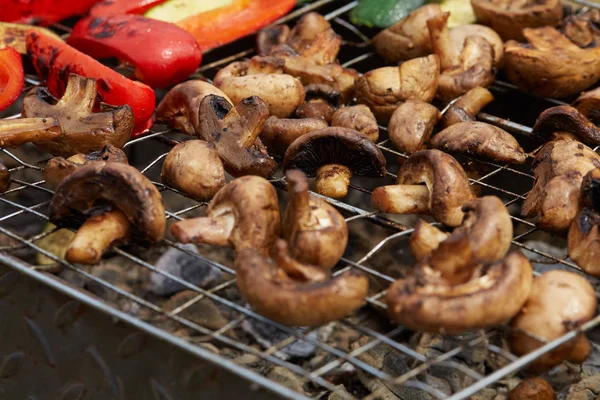 Appetitosi gustosi funghi fritti sulla griglia — Foto Stock