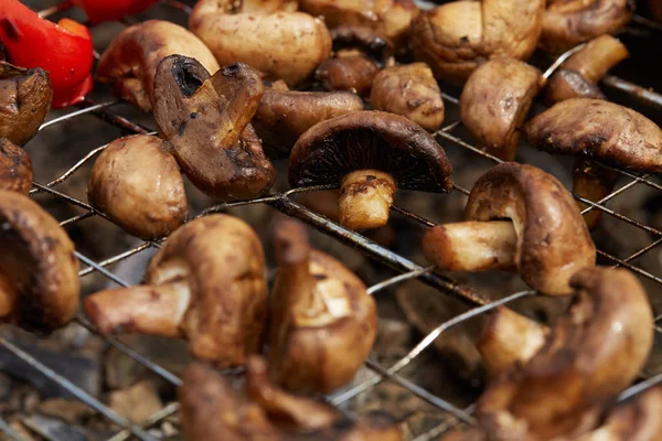 Appétissants champignons frits savoureux sur la grille — Photo