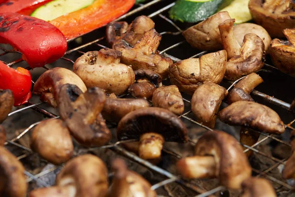 Appetitosi gustosi funghi fritti sulla griglia — Foto Stock