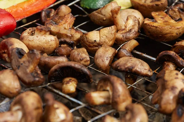 Appetitosi gustosi funghi fritti sulla griglia — Foto Stock