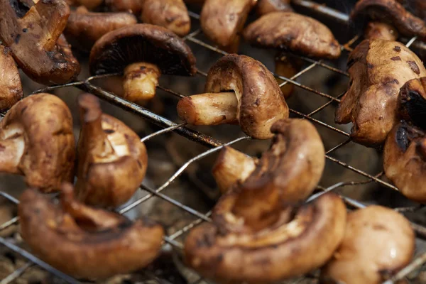 Appetitosi gustosi funghi fritti sulla griglia — Foto Stock