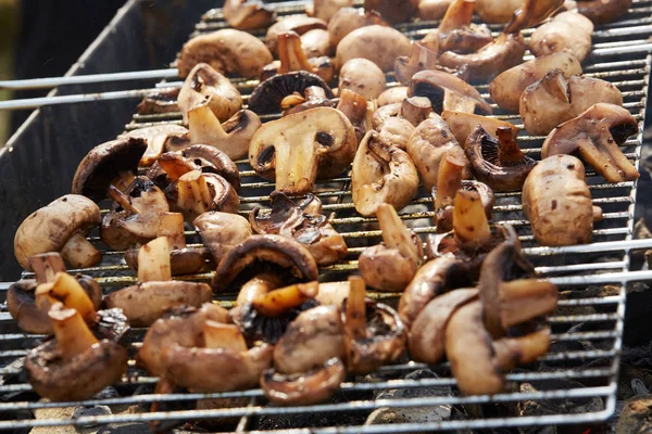 Appétissants champignons frits savoureux sur la grille — Photo