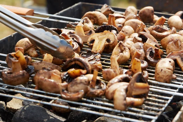 Appetitosi gustosi funghi fritti sulla griglia — Foto Stock