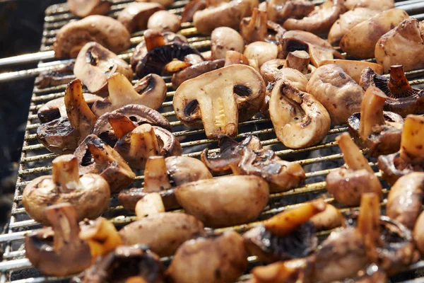 Appétissants champignons frits savoureux sur la grille — Photo