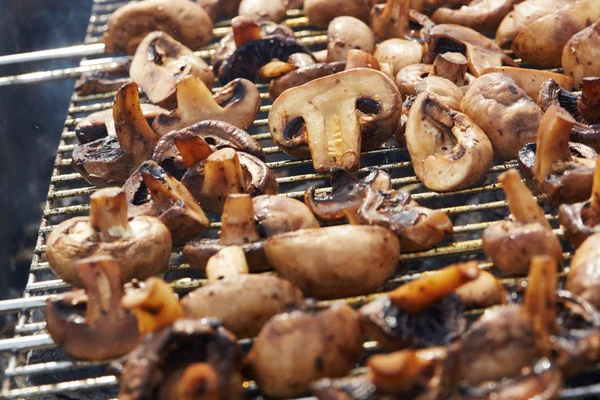 Apetecendo saborosos cogumelos fritos na grade — Fotografia de Stock