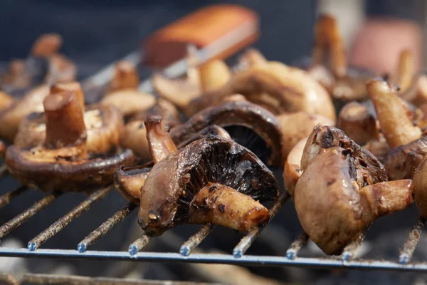 Appetitosi gustosi funghi fritti sulla griglia — Foto Stock