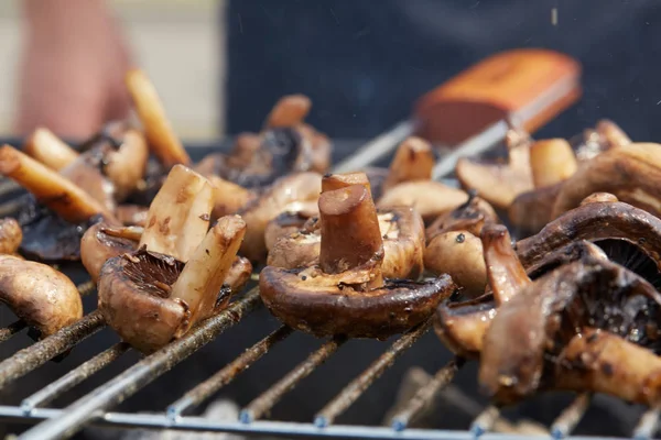 Appetitosi gustosi funghi fritti sulla griglia — Foto Stock