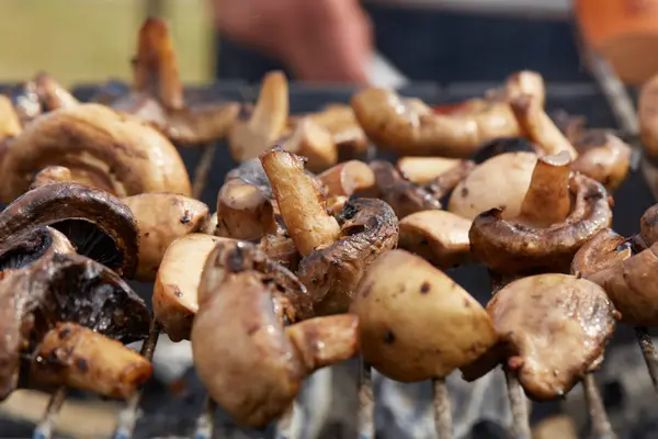 Appétissants champignons frits savoureux sur la grille — Photo