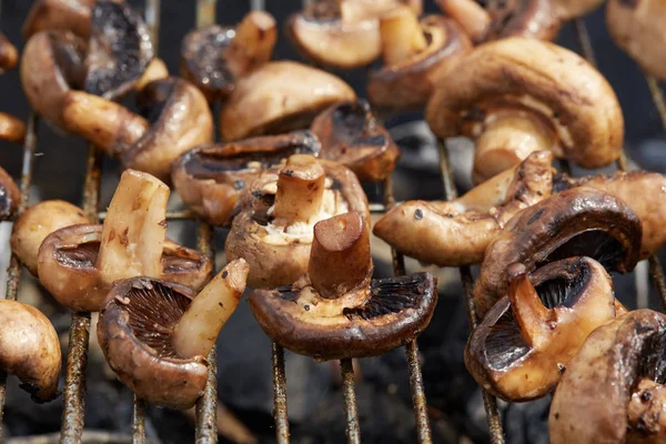 Appetitosi gustosi funghi fritti sulla griglia — Foto Stock