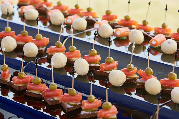 lezzetli aperatif büfesi şiş üzerinde