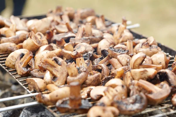 Apetyczne smażone grzyby na ruszcie — Zdjęcie stockowe