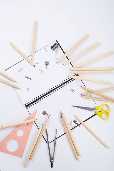 Различные школьные принадлежности
