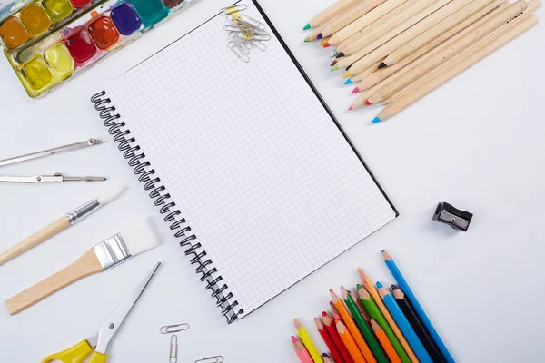 Beyaz arka planda okul malzemeleri