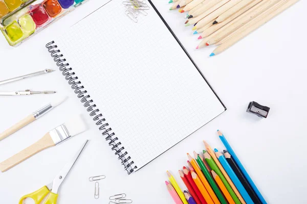 Beyaz arka planda okul malzemeleri
