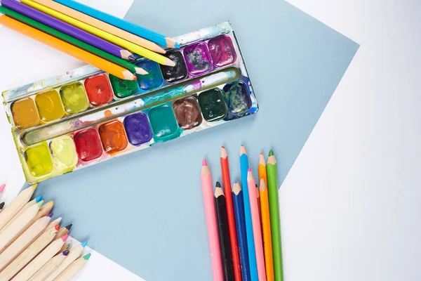 Beyaz arka planda okul malzemeleri