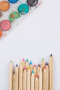 renkli kurşun kalem ve suluboya