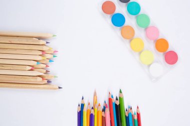 renkli kurşun kalem ve suluboya