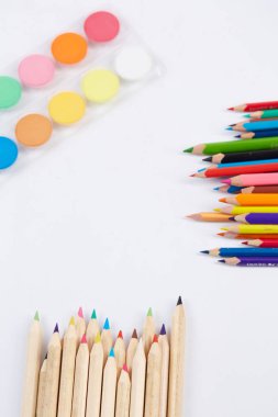 renkli kurşun kalem ve suluboya