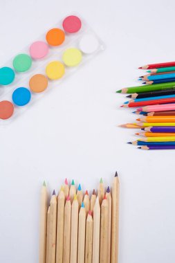 renkli kurşun kalem ve suluboya