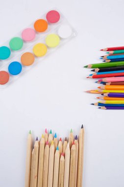 renkli kurşun kalem ve suluboya