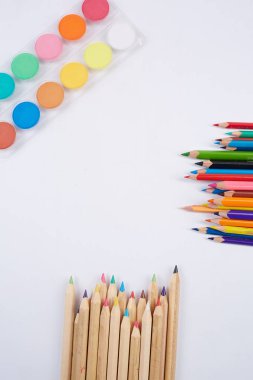 renkli kurşun kalem ve suluboya