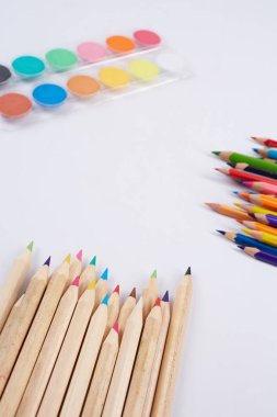 renkli kurşun kalem ve suluboya