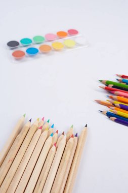 renkli kurşun kalem ve suluboya