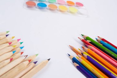 renkli kurşun kalem ve suluboya