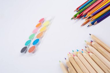 renkli kurşun kalem ve suluboya