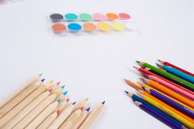 renkli kurşun kalem ve suluboya