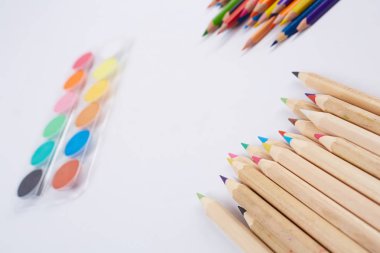 renkli kurşun kalem ve suluboya