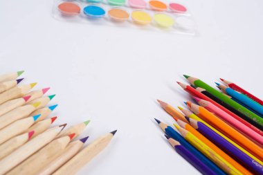 renkli kurşun kalem ve suluboya