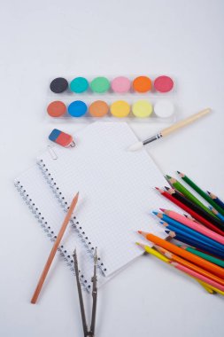 Beyaz arka planda okul malzemeleri