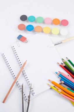 Beyaz arka planda okul malzemeleri