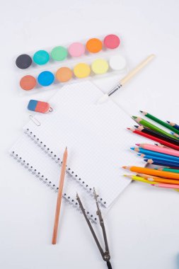 Beyaz arka planda okul malzemeleri