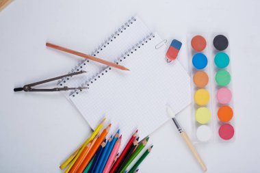 Beyaz arka planda okul malzemeleri